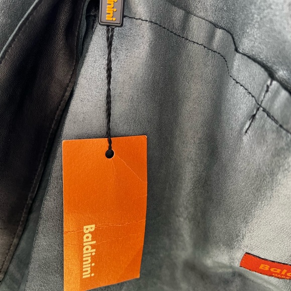 leather jacket with asymmetric sleeves and an asymmetric back slit - Picture 7 of 7